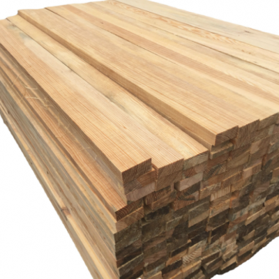 厂家批发原木松木 自然边桌面原材料 长条大板材按需制作松木条
